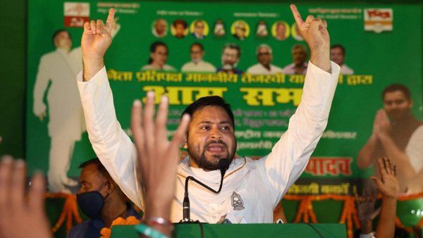 Bihar Election result 2020: રાઘોપુર સીટ પરથી તેજસ્વી યાદવ 1500 વોટથી આગળ