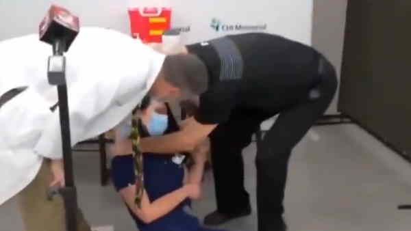 Fact Check: શું કોરોના વેક્સીન લીધા બાદ બેભાન થઈ ગયેલી નર્સનુ થઈ ગયુ મોત?