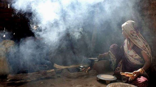 2020 કોરોના વર્ષઃ ગુજરાતના 21.8% ઘરોમાં એક સમયનો ચૂલો રહ્યો બંધ, ભૂખથી તડપ્યા ગરીબ