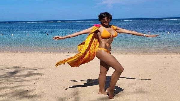 મંદીરા બેદીએ બિકીની પહેરી વધારી ગરમી, ફેન્સ થયા લોથપોથ