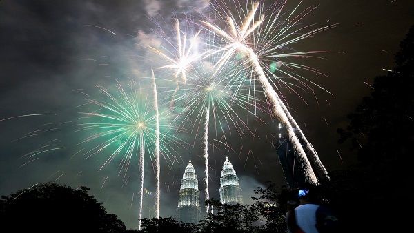 Happy New Year 2021: નવા વર્ષ પહેલા પ્રિયજનોને આપો એડવાન્સ શુભકામના