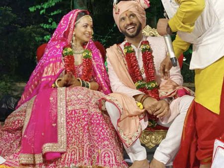 પોસ્ટ કરતા રહે છે