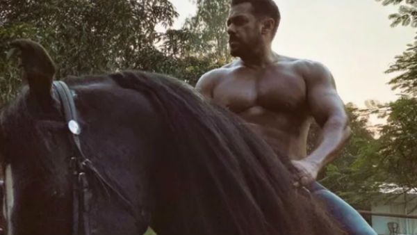 કપડા વિના વિન્ટર કલેક્શનનું કર્યુ પ્રમોશન