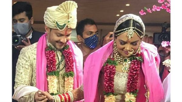 Pics: સાત જન્મોના બંધનમાં બંધાયા આદિત્ય-શ્વેતા, પપ્પા ઉદિતે લગાવ્યા ઠુમકા