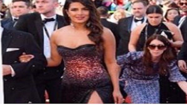 વિન્ટેજ ગાઉનની ઝીપ તૂટી ગઈ અને...