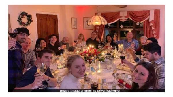 પરિવાર સાથે પાર્ટી