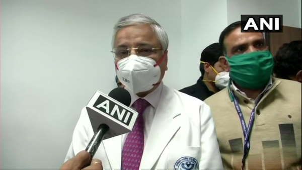 AIIMSના ડાયરેક્ટરે લીધો કોરોના વેક્સિનનો ડોઝ, કહ્યું - કોરોના વેક્સિન સંપુર્ણ રીતે સુરક્ષીત