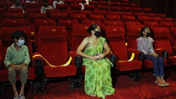 કર્ણાટકમાં સિનેમા હોલમાં નહી બેસી શકે 100 ટકા લોકો, કેન્દ્ર સરકારે આપ્યા નિર્દેશ
