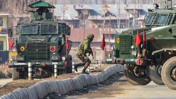 જમ્મુ કાશ્મીર: કુલગામમાં સેનાની ROP પર આતંકવાદી હુમલો, 4 જવાન ઘાયલ