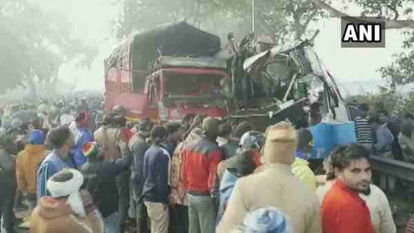 મુરાદાબાદ-આગ્રા હાઈવે પર મિની બસ અને કેન્ટરની ટક્કર, 10 લોકોના મોત