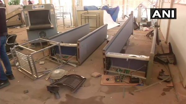 ટિકિટ કાઉન્ટર, મેટલ ડિટેક્ટર ગેટ તોડ્યા ટિકિટ કાઉન્ટર, મેટલ ડિટેક્ટર ગેટ તોડ્યા