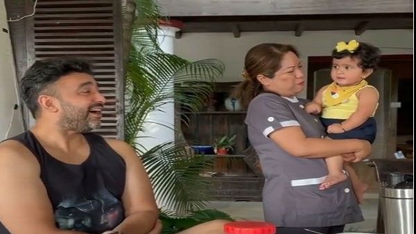 શિલ્પા શેટ્ટીની પુત્રી સમિશાએ પિતા રાજ કુંદ્રા સાથે ગાયુ ગીત, 2021નો સુપર ક્યુટ વીડિયો