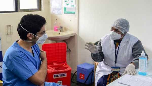 આ રોગોથી પીડિત લોકોએ રસી ન લેવી જોઈએ