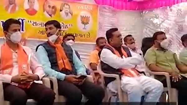 વિસાવદર કોંગ્રેસનાં ગઢમાં ગાબડું, 200 જેટલા કાર્યકરો ભાજપમાં જોડાયા