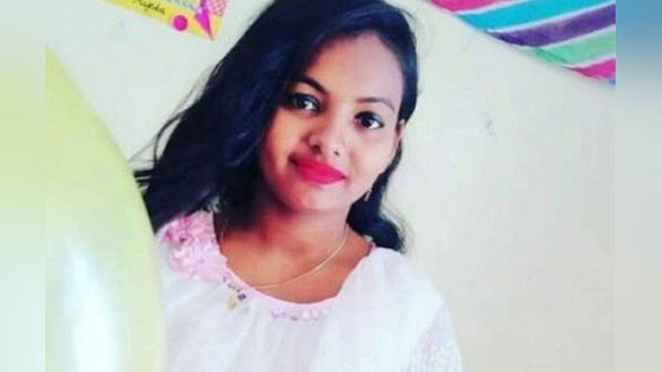 12માંની વિદ્યાર્થીનીએ કરી આત્મહત્યા, 5 વર્ષના ભાઈએ માને કહ્યુ - દીદી પંખા પર લટકે છે