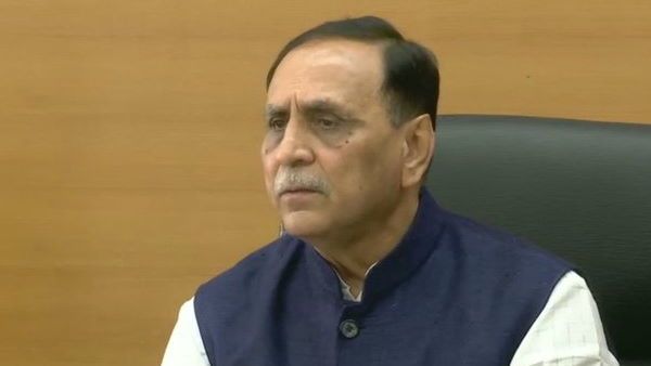 CM રૂપાણીની આગેવાનીમાં 'રાષ્ટ્રીય ખાદ્ય સુરક્ષા અધિનિયમ' હેઠળ જરૂરિયાતમંદોને વહેંચાયુ મફત અનાજ