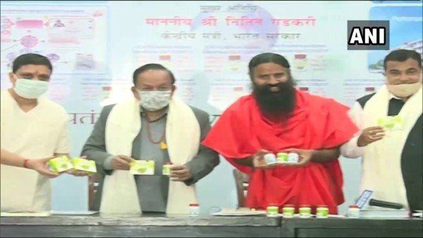 બાબા રામદેવે પ્રેસ કૉન્ફરન્સ કરીને પતંજલિની કોરોનાની દવાના રિસર્ચ પેપર કર્યા જાહેર