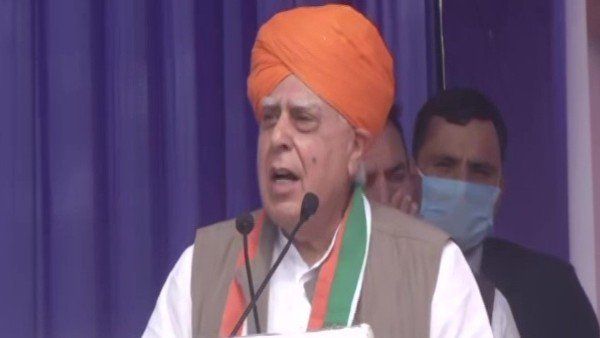 હાઇકમાંડ પર સિબ્બલે ઇશારાઓમાં સાધ્યુ નિશાન, બોલ્યા - કોંગ્રેસ કમજોર થઇ રહી છે અને આ જ સ્ચ્ચાઇ છે