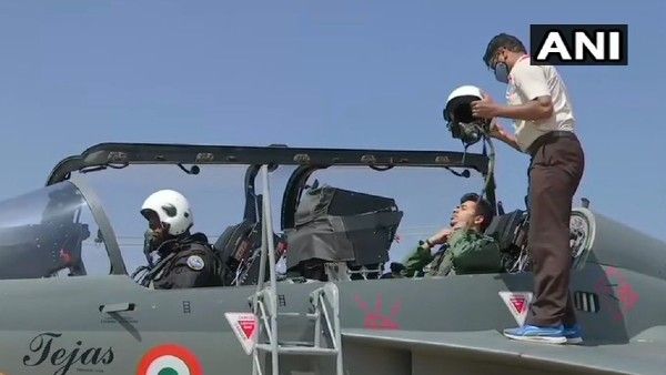 Aero India: એરફોર્સ પાયલટની ડ્રેસમાં દેખાયા બીજેપી સાંસદ તેજસ્વી સુર્યા, તેજસ ફાઇટર જેટમાં ભરી ઉડાન