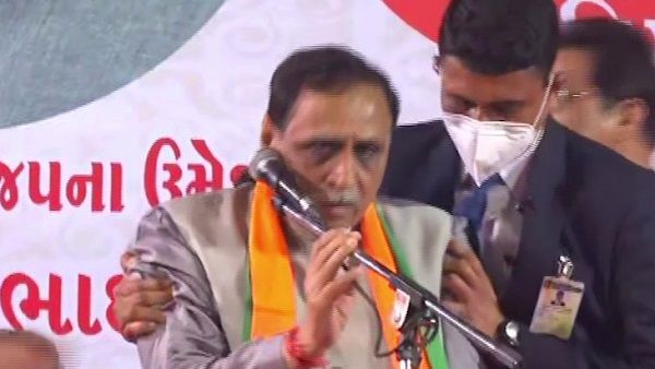 રેલીમાં ચક્કર આવતાં પડી ગયા વિજય રૂપાણી, મોદીએ આરામ કરવાની સલાહ આપી