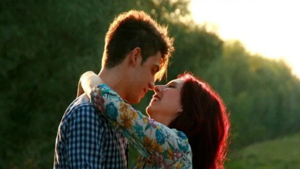 Happy Hug Day 2021: બાંહોમે ચલે આઓ.... હમસે સનમ ક્યા પરદા...