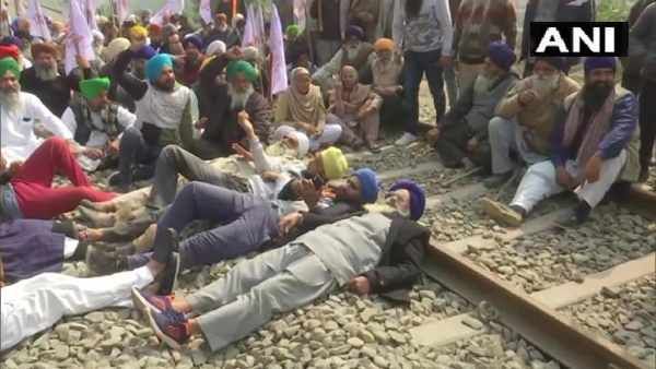 પંજાબ, હરિયાણા સહિત અન્ય જગ્યાઓએ કૃષિ કાયદાના વિરોધમાં રેલવે પાટા પર સૂઈ ગયા ખેડૂતો, 25 ટ્રેનો રોકી