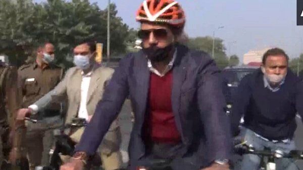 પેટ્રોલ-ડીઝલના વધતા ભાવોના વિરોધમાં રૉબર્ટ વાડ્રા સાઈકલ ચલાવીને પહોંચ્યા ઑફિસ, જુઓ Video