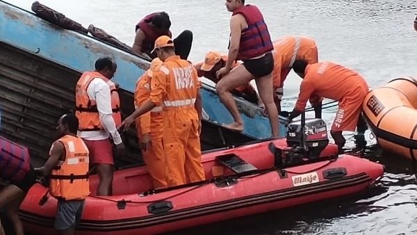 સીધી દૂર્ઘટનાઃ અત્યાર સુધી 42 શબ બહાર કઢાયા, પીએમ મોદીએ કર્યુ વળતરનુ એલાન