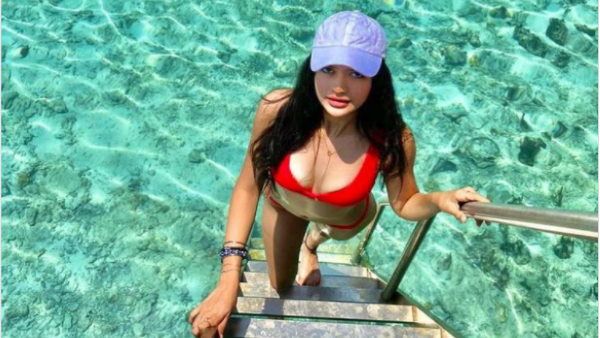 અંજનીએ આસિસ્ટ કરી હતી વરુણ ધવનની કુલી નંબર 1 