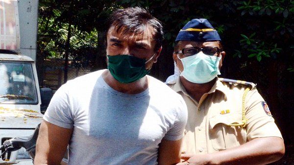 એજાઝના આ નિવેદન પર હોબાળો એજાઝના આ નિવેદન પર હોબાળો