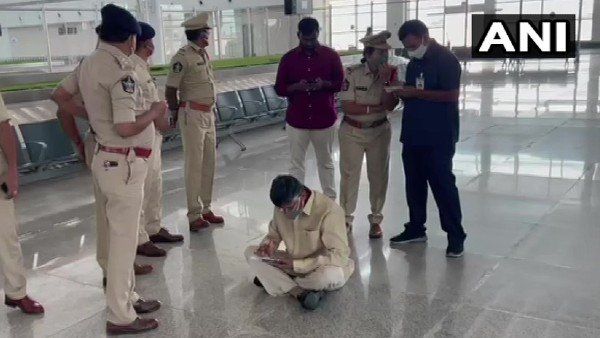 આંધ્ર પ્રદેશ એરપોર્ટ પર પૂર્વ સીએમ ચંદ્રબાબુ નાયડુની પોલીસે કરી અટકાયત