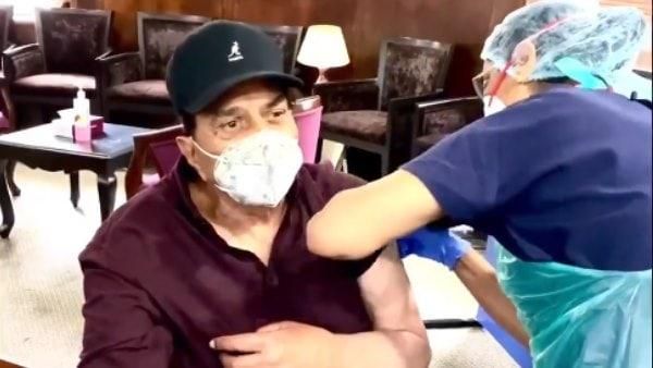 દિગ્ગજ અભિનેતા ધર્મેન્દ્રએ લગાવી કોરોના વેક્સિન, કહ્યું- ટ્વીટ કરતા કરતા જોશ આવી ગયો