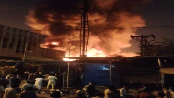 પુણેના ફેશન સ્ટ્રીટ માર્કેટમાં લાગી ભીષણ આગ, 400થી વધુ દુકાનો સળગીને ખાખ