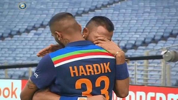 પિતા અમારી સાથે ડ્રેસિંગ રૂમમાં હતા પિતા અમારી સાથે ડ્રેસિંગ રૂમમાં હતા