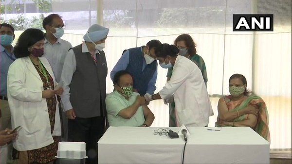 સ્વાસ્થ્ય મંત્રી હર્ષવર્ધને પત્ની સાથે લીધો કોરોના વેક્સિનનો બીજો ડોઝ, સાઇડ ઇફેક્ટને લઇ કહી આ વાત