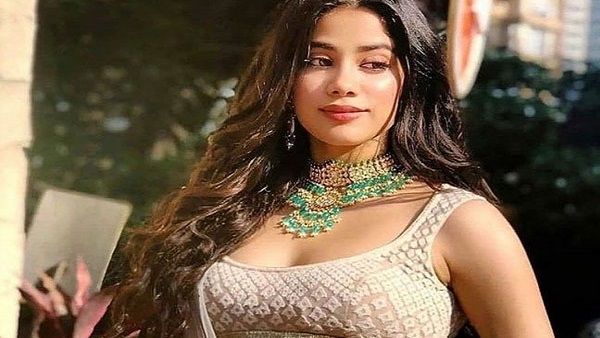 શું આપણે કિસ કરી શકીએ- ફેનની કોમેન્ટ પર જાહ્નવી કપૂરનો મજેદાર જવાબ!