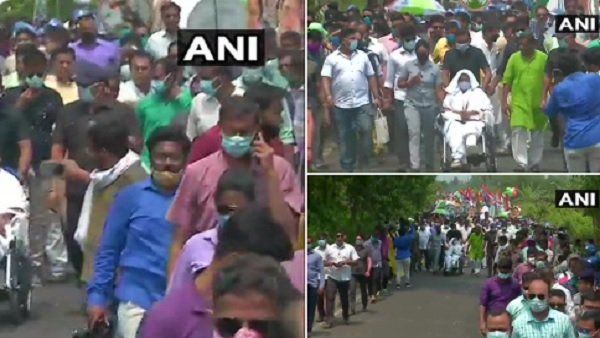 પશ્ચિમ બંગાળ: મમતા બેનરજીએ નંદીગ્રામમાં વ્હિલચેર પર કર્યો રોડ શો, બીજેપી પર કર્યો હુમલો