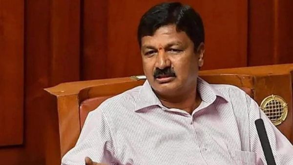 કર્ણાટક: CD કાંડમાં ઘેરાયેલ જળ સંસાધન મંત્રી રમેશ જારકિહોલીએ આપ્યું રાજીનામુ