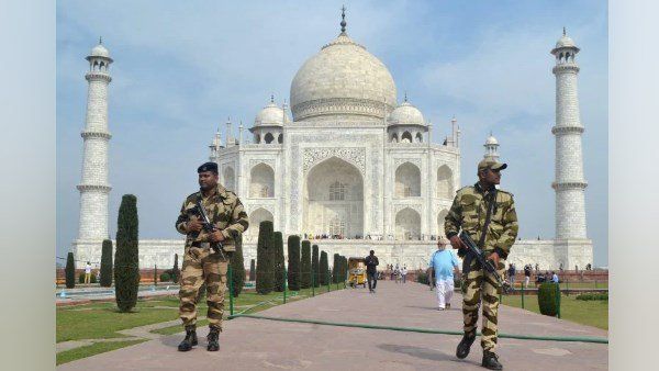 તાજમહેલમાં બૉમ્બની સૂચના ખોટી નીકળી, કૉલ કરનાર ફિરોઝાબાદથી ઝડપાયો