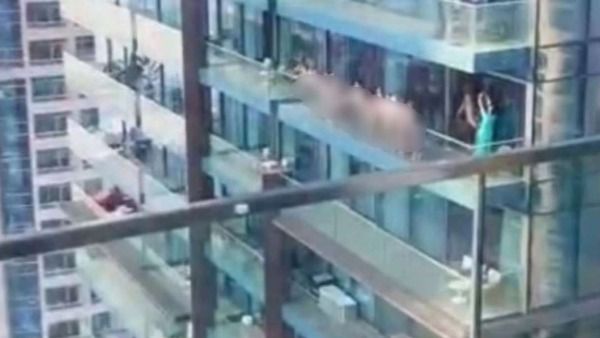 બાલકનીમાં મહિલાઓની ચાલી રહી હતી ન્યૂડ પાર્ટી, પછી કંઈક એવુ થયુ કે જવુ પડ્યુ જેલ