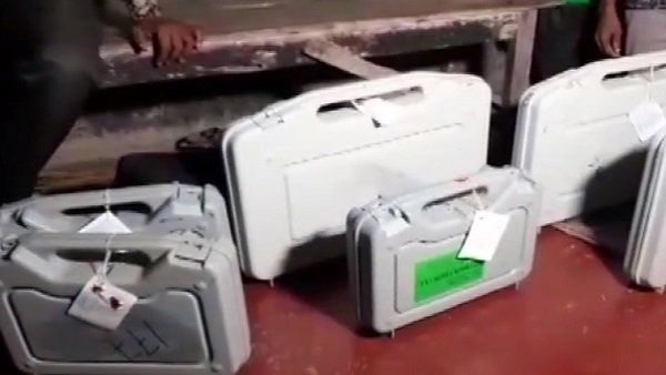 West Bengal Election: ટીએમસી નેતાના ઘરેથી EVM અને વીવીપેટ મળી આવ્યાં, અધિકારી સસ્પેન્ડ
