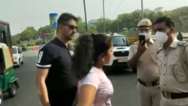 માસ્ક ના પહેરી અને દિલ્હી પોલીસ સાથે ગેરવર્તણુંક કરનાર કપલ ગિરફ્તાર, વીડિયો થયો વાયરલ