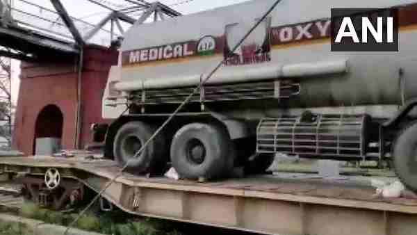 ઝારખંડના બોકારોથી લખનઉ પહોંચી ઓક્સિજન એક્સપ્રેસ, 20-20 હજાર લીટરની ક્ષમતાના ટેન્કર