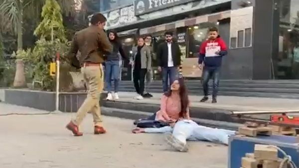 Fact Check: શું પોલીસ અધિકારીએ કપલને ગોળી મારી? જાણો વાયરલ વીડિયાનું સત્ય