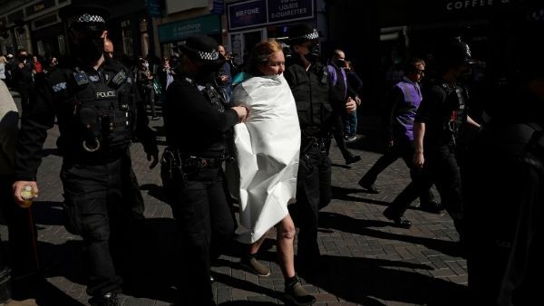 શોકસભામાં ટૉપલેસ થઈ મહિલા