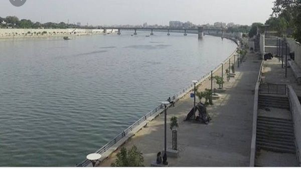 અમદાવાદ રિવરફ્રંટ પર આપઘાત કરવા આવેલ યુવતિને પોલીસે બચાવી, કાઉન્સિંલિંગ કરી ઘરે મોકલી