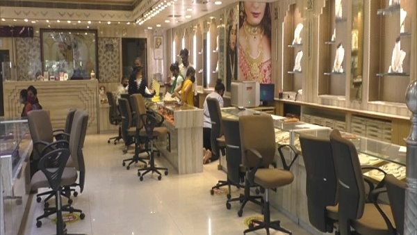 કોરોના વાયરસના કારણે લગ્નગાળા છતાં સોનાના વેપારમાં મંદી, લોકો નથી કરી રહ્યા ખરીદી