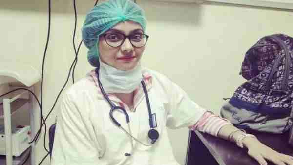 દર્દીઓની સેવા માટે મહિલા ડૉક્ટરે પોતાના લગ્ન ટાળ્યાં દર્દીઓની સેવા માટે મહિલા ડૉક્ટરે પોતાના લગ્ન ટાળ્યાં