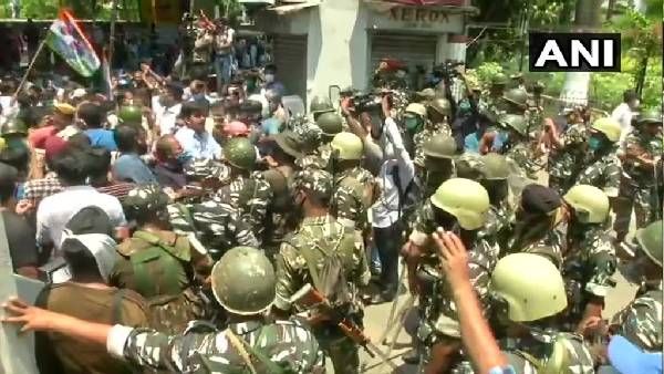 નારદા ઘોટાલામાં ટીએમસીના ધારાસભ્યો ગિરફ્તાર, મમતાના સમર્થકોએ સીબીઆઇ ઓફીસને ઘેરી