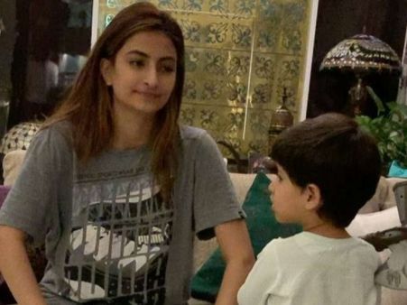 દીકરી પલક સંભાળે છે દીકરી પલક સંભાળે છે